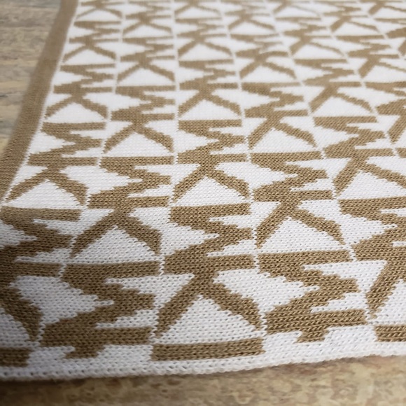 MK scarf by Michael Kors - Picture 3 of 13